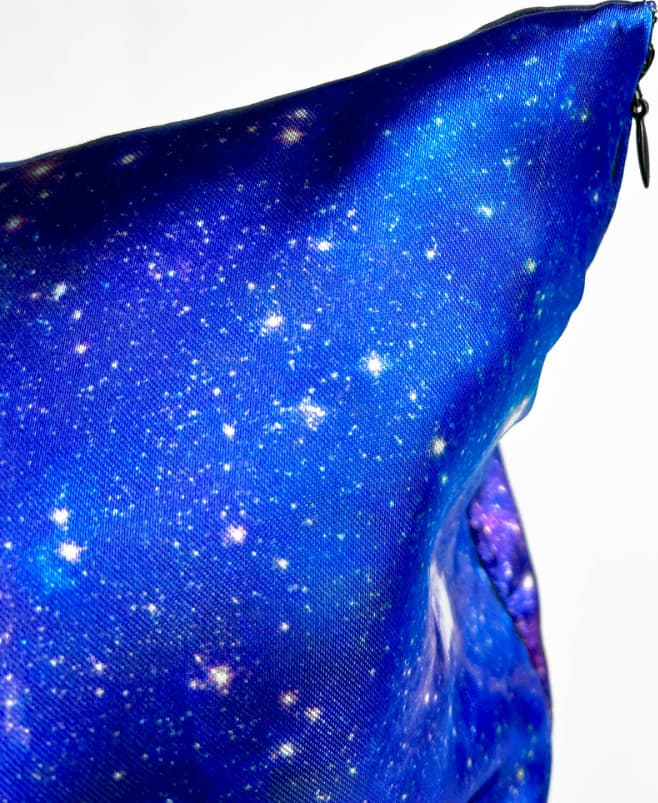 Fronha com Ziper Galaxia de Cetim Anti Frizz Queen Size 55x70 - Soulta